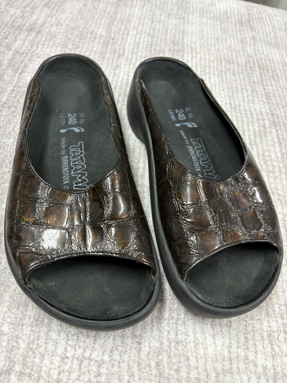 Tatami Birkenstock Croc Embossed Slide Sandals Dark Brown EU 37 Luxe